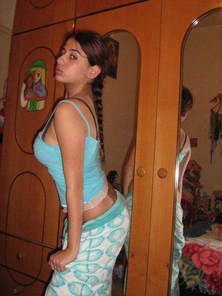 Pic gal 105 Indian in horny pajamas giving kisses on