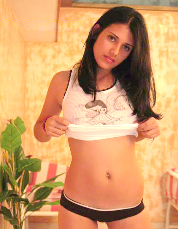 Pic gal 289. Tiny indian babe taking her top off