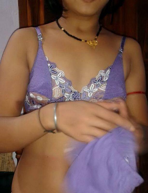 Pic gal 290 Amateur indian wife opening her blouse to show