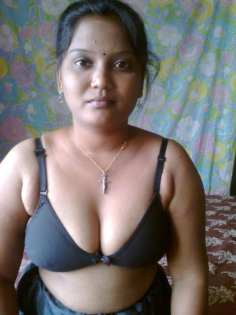 Pic gal 292. Delicios big boob indian wife laying naked in