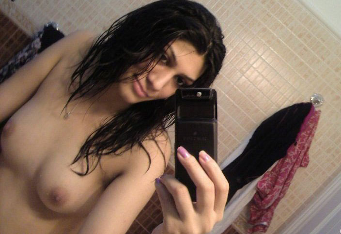 Pic gal 293. Exciting indian girl rubbing her kitty in shower