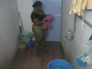 Vid gal 157 Mumbai kaamwali bai caught on hiddencam taking