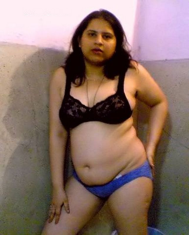 Pic gal 306 Amateur indian posing in shower. 