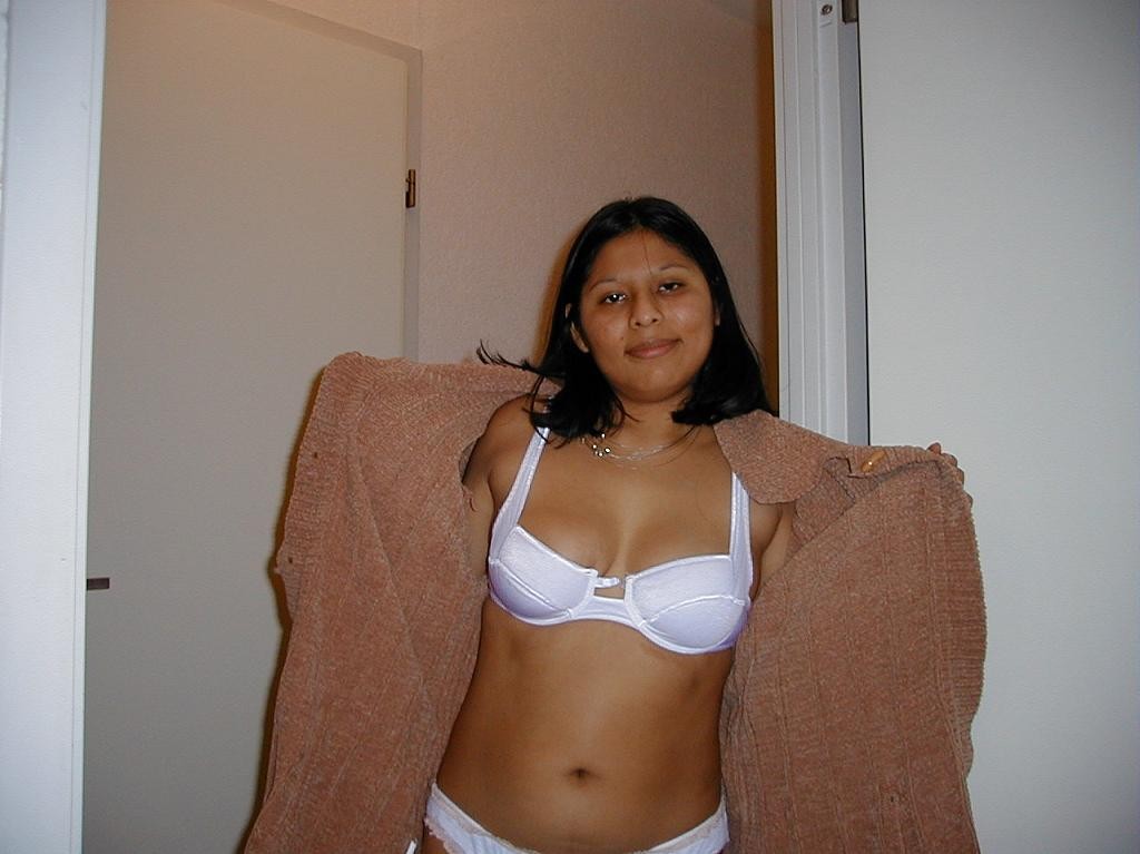 Pic gal 320 Indian girl showing her exotic assets. 