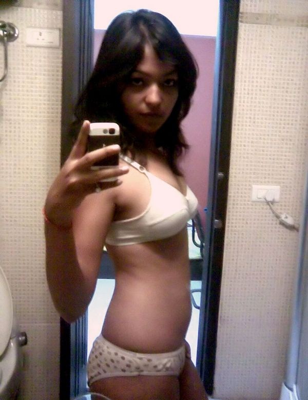 Pic gal 386 Indian babe in shower posing. 