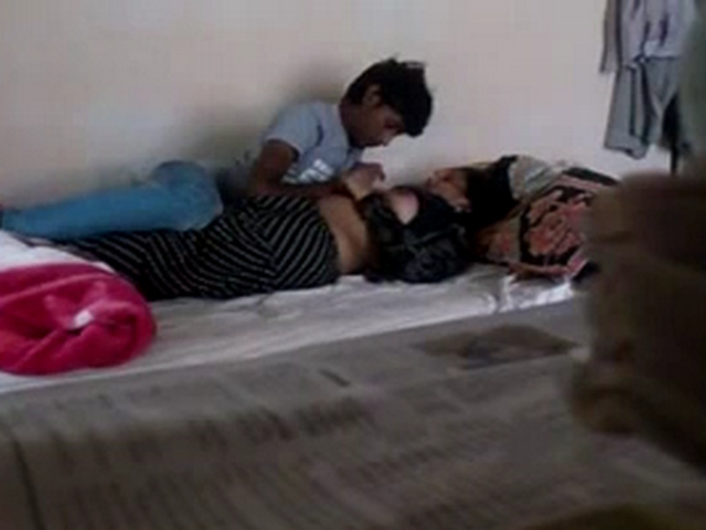 Vid gal 499. Patna college lover foreplay filmed by hidden camera